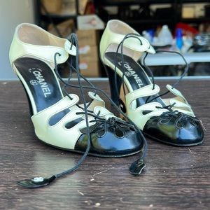 VINTAGE CHANEL BLACK + IVORY PUMPS